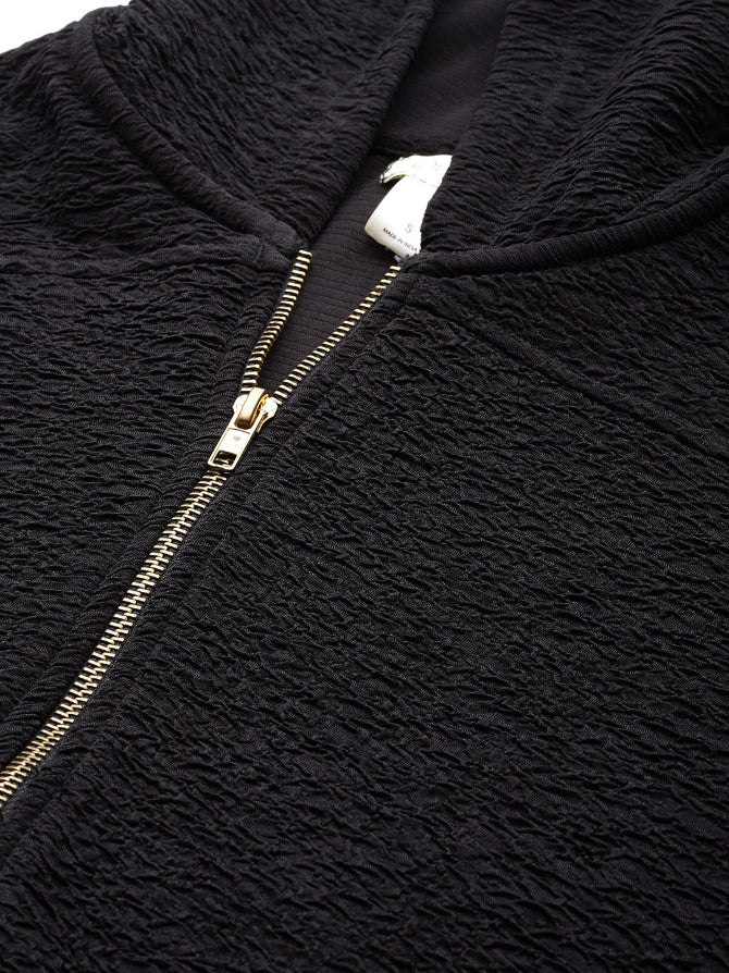 Black full slevees hoodie with a gold zipper