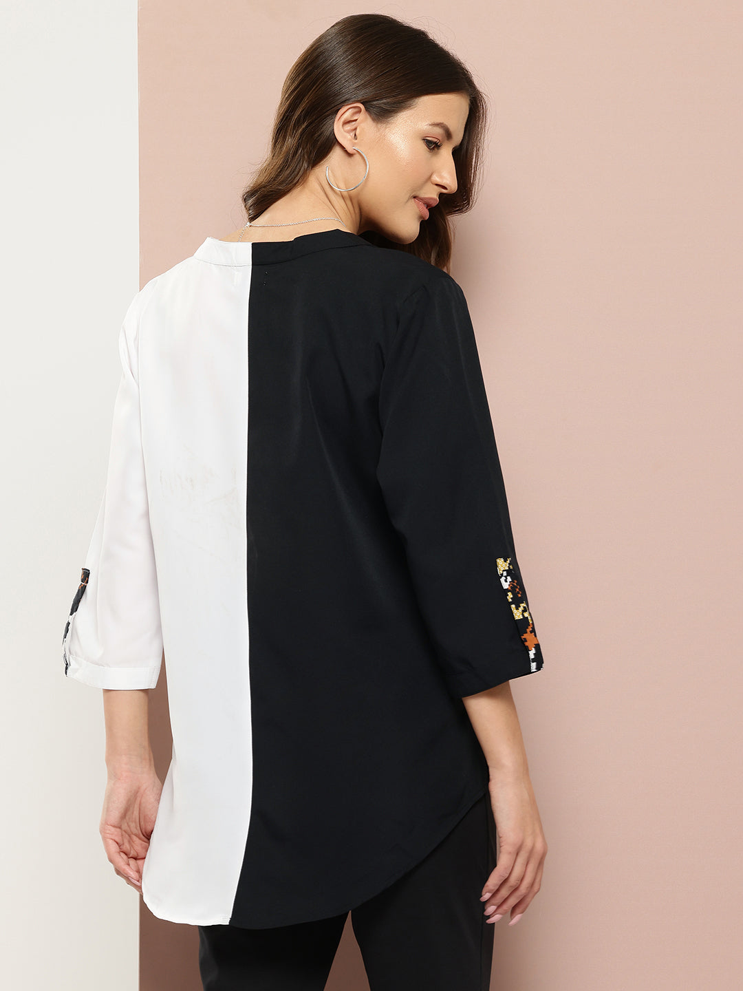 Women's high-low banded collar top with printed patch pocket