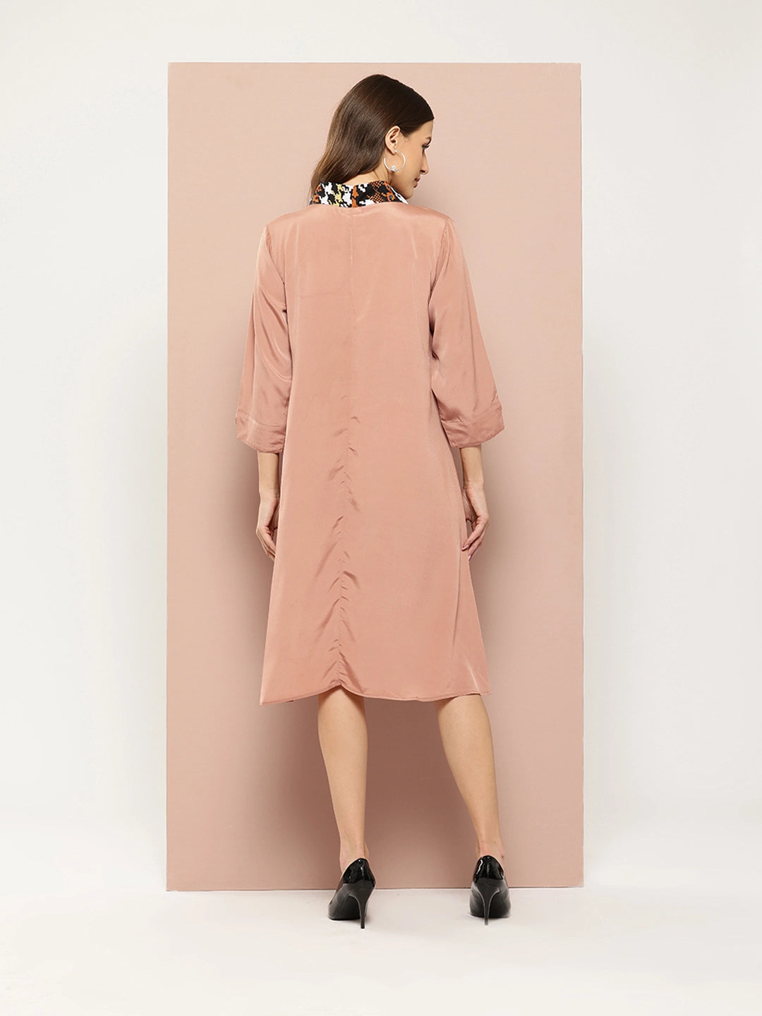 A-line dress with tie knot collar