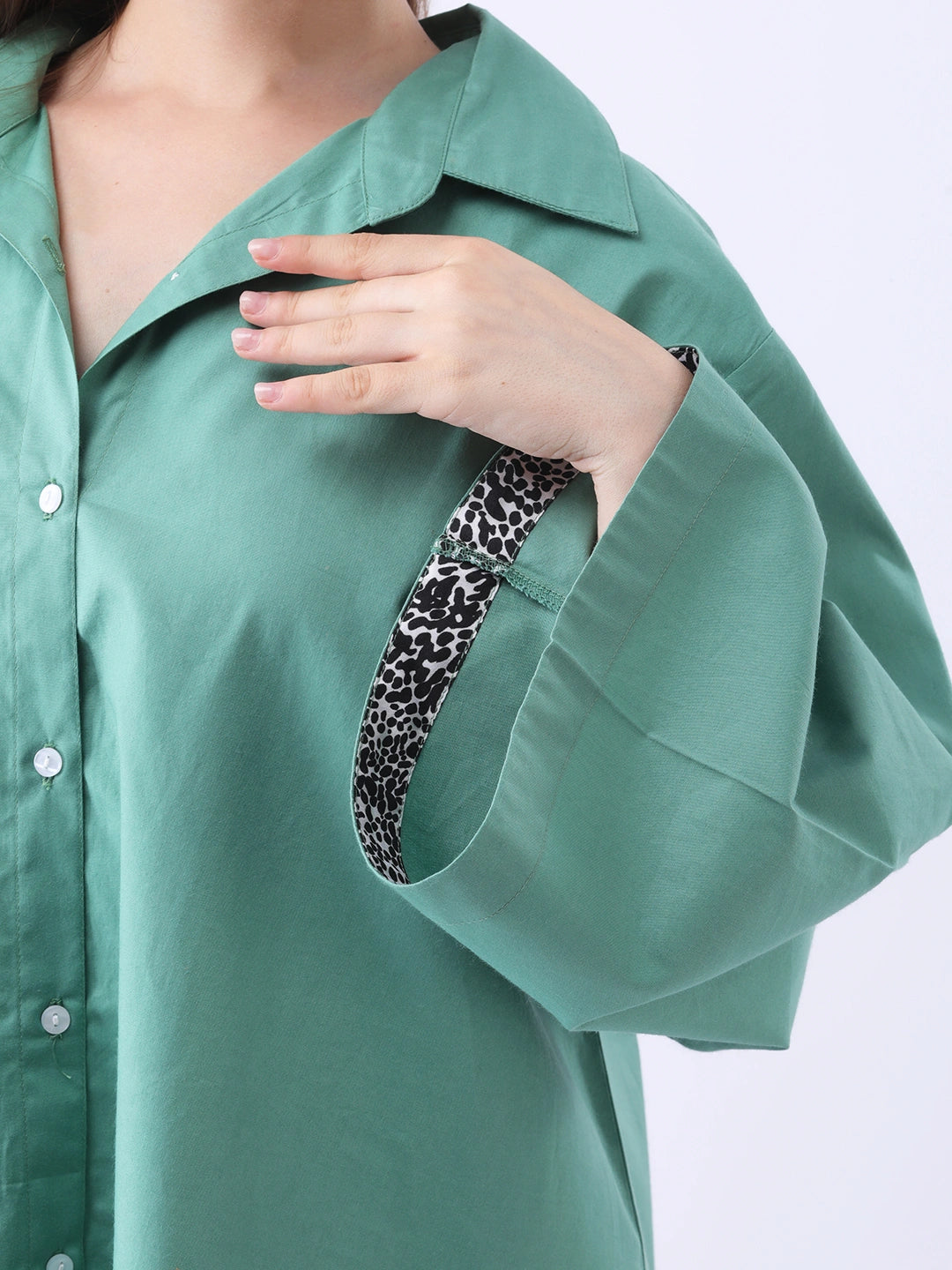 Green poplin shirt with printing detailing in inner sleeve
