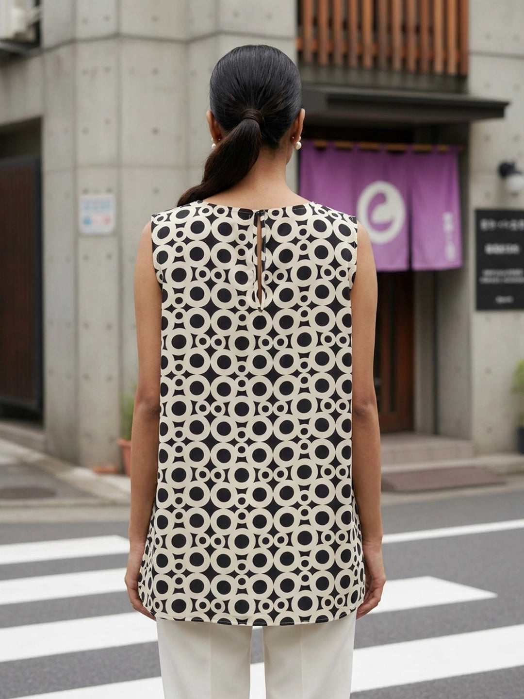 black; white 3 crepe top — close-up detail