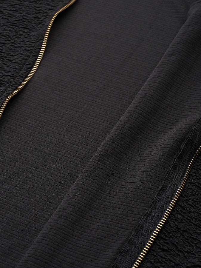 Black full slevees hoodie with a gold zipper