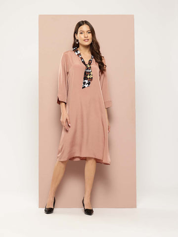 A-line dress with tie knot collar