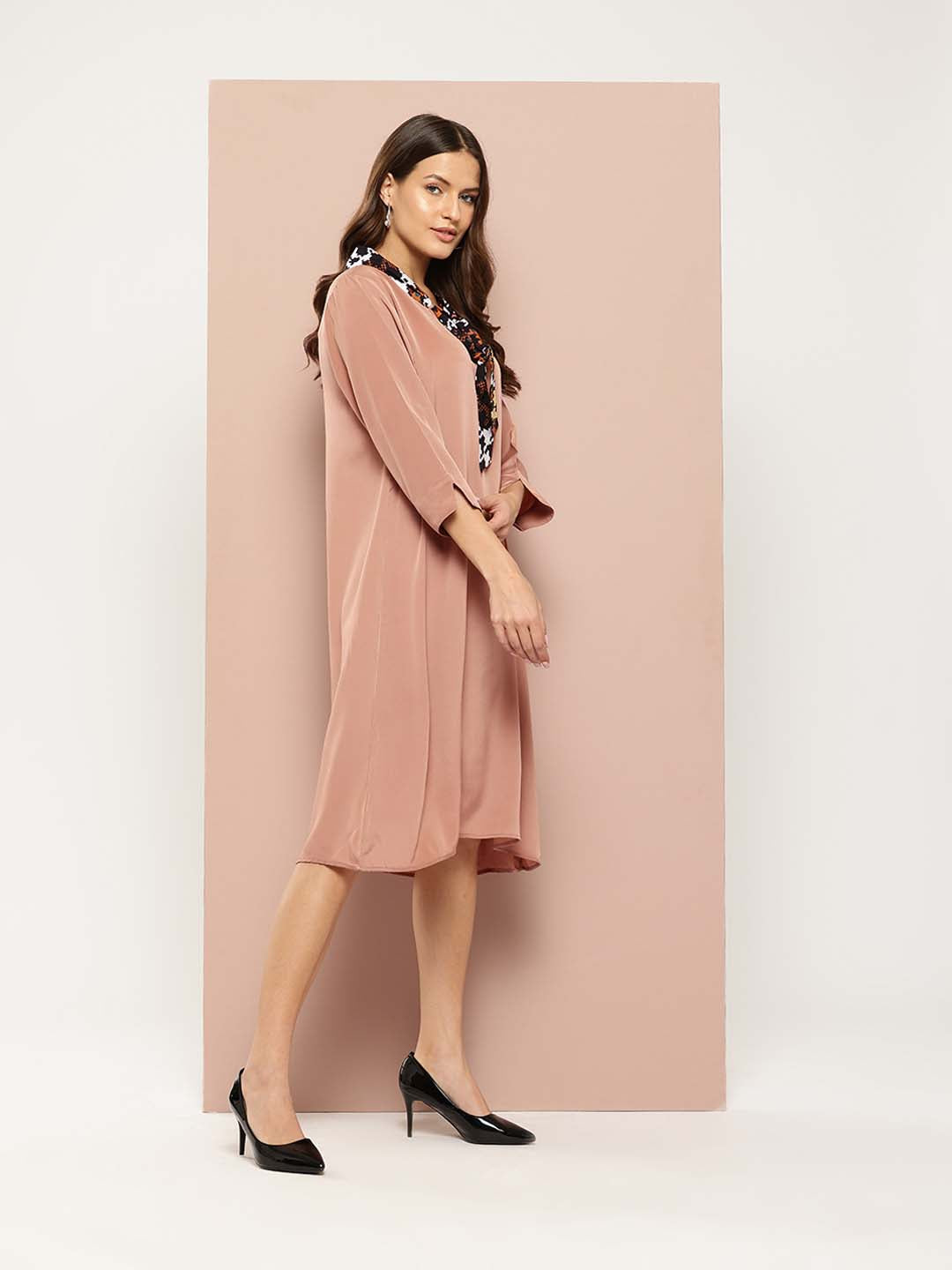 A-line dress with tie knot collar