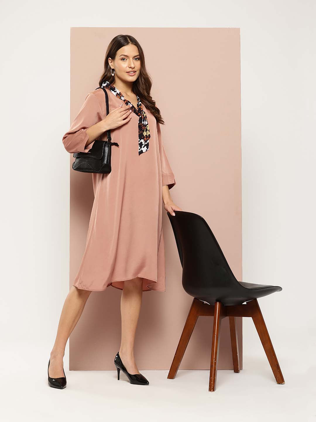 A-line dress with tie knot collar