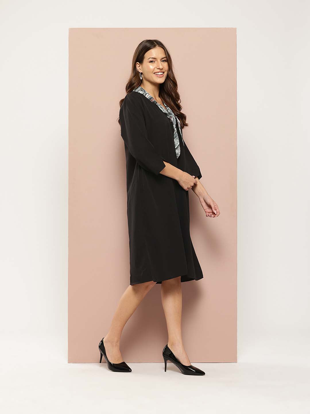 A-line dress with printed tie knot collar