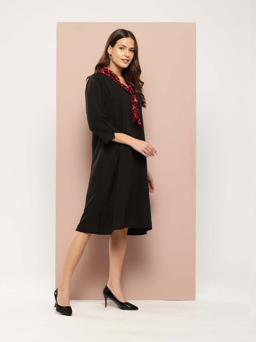 A-line dress with printed tie knot collar