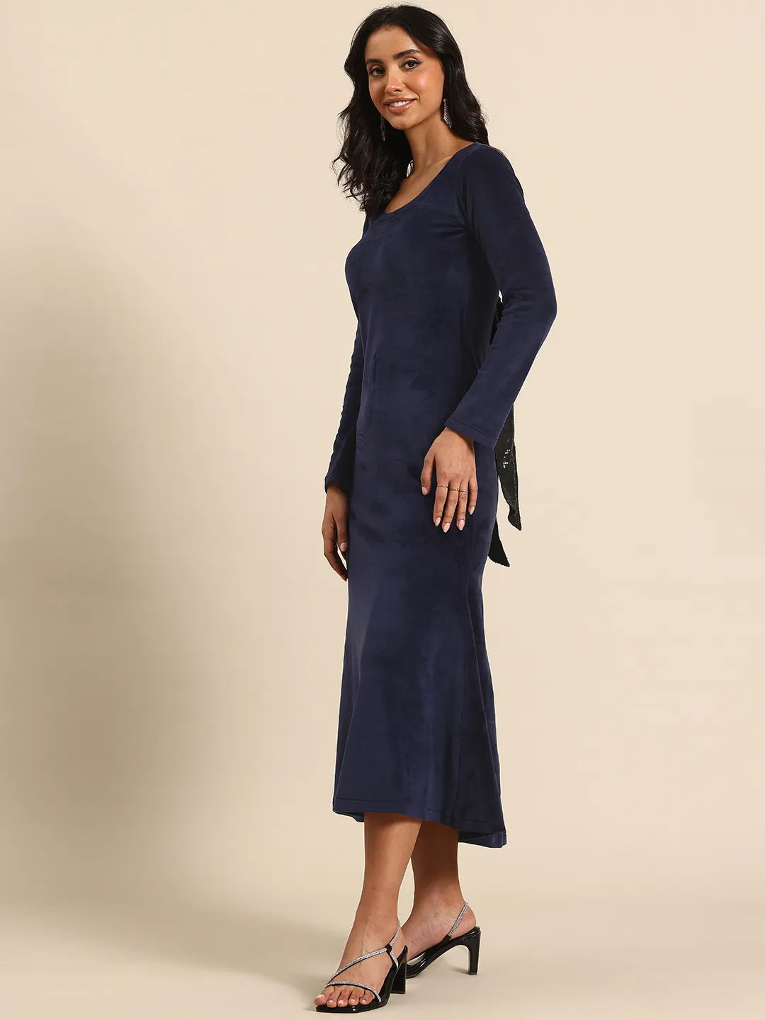 Velvet bodycon dress with back sequin tie-knot