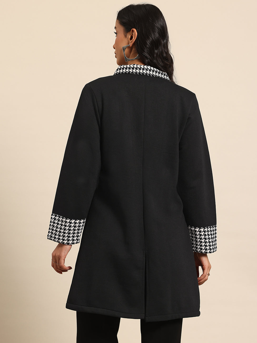 Black fleece coat with printed collar