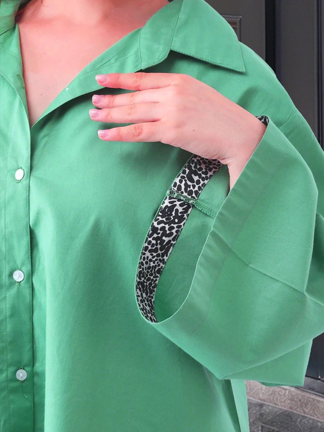 Green poplin shirt with printing detailing in inner sleeve