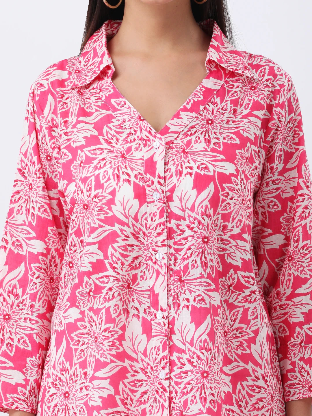 Printed cotton classic collar shirt featuring V-neck
