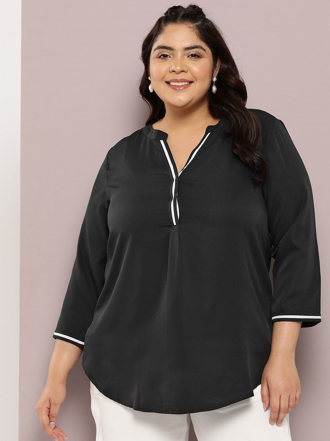 Qurvii Women Black Solid Top